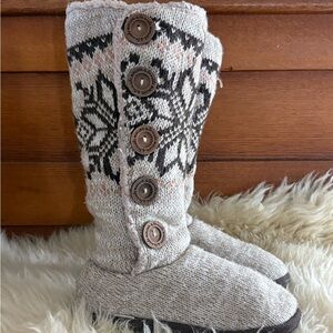 Muk Luks Tan/ Brown Cozy Knit Button Fleece Lined Rubber Sole Slippers Boots